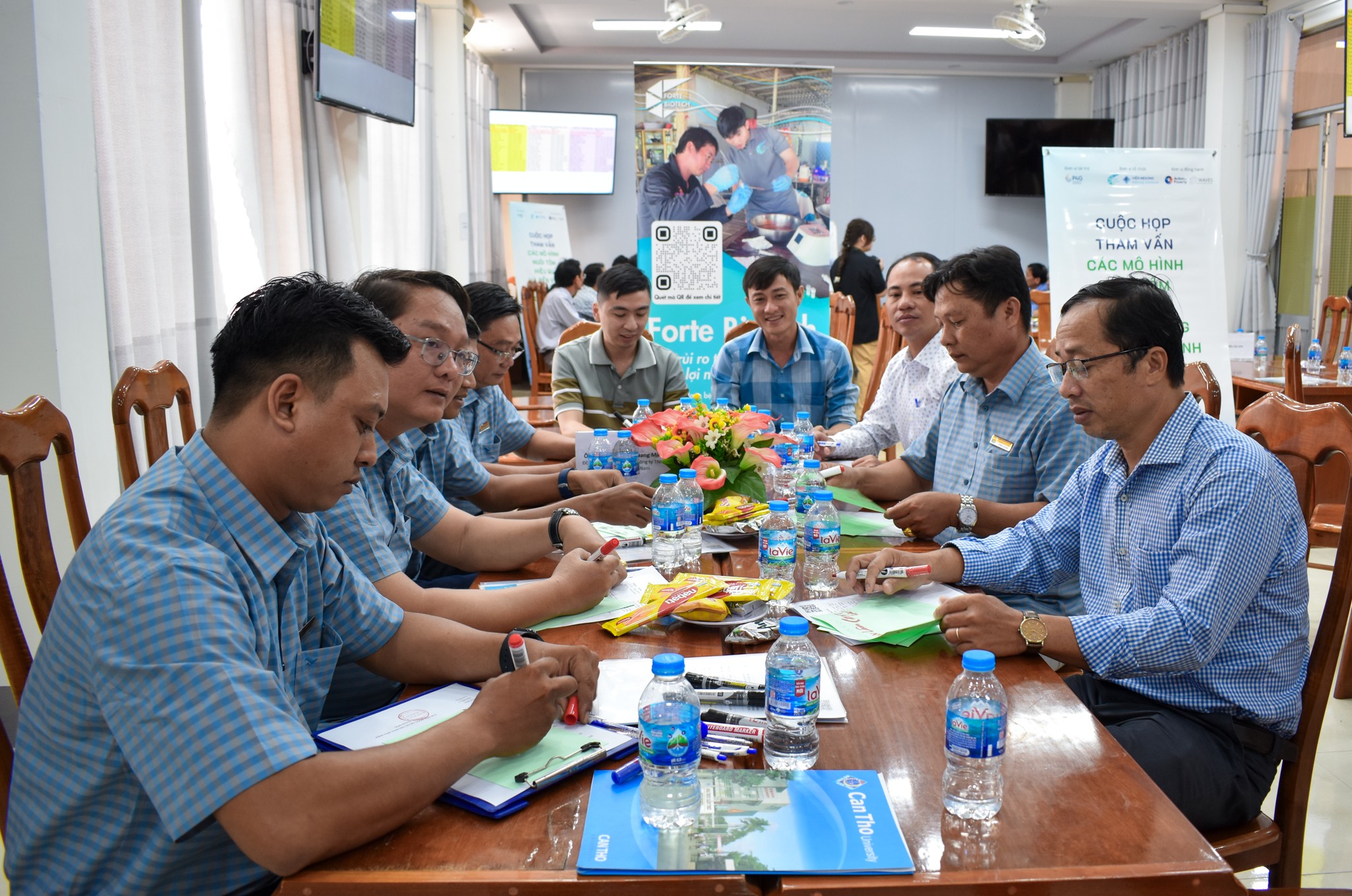 Cuộc họp tham vấn các bên liên quan về mô hình nuôi tôm bền vững